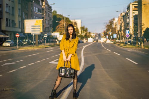 站在路中间的女人 · 免费素材图片