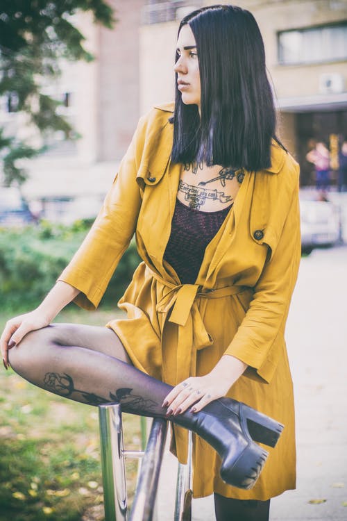 女人穿着黄色长袍的照片 · 免费素材图片
