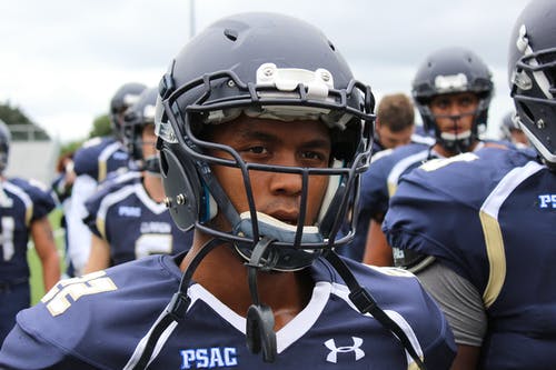 掌上足球运动员的特写摄影 · 免费素材图片