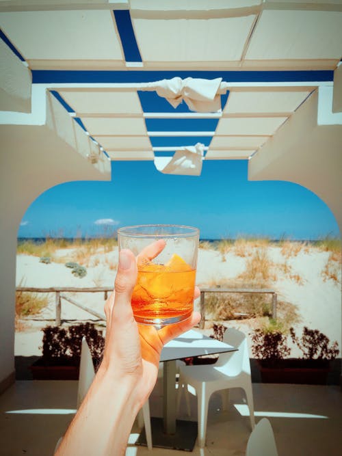 拿着水杯的人 · 免费素材图片