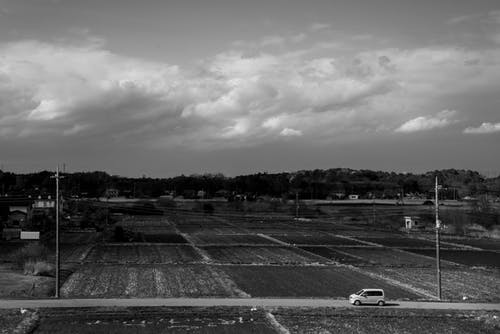 范在路上的灰度摄影 · 免费素材图片