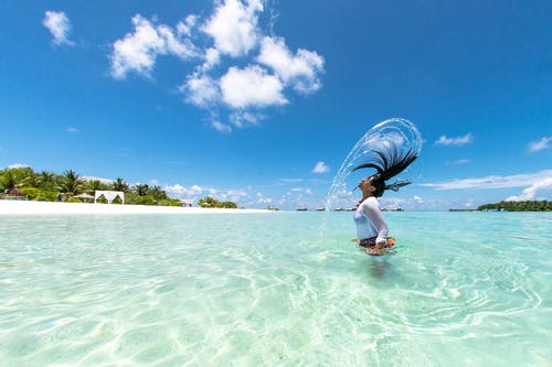 沉浸在水体中的女人半身照片 · 免费素材图片
