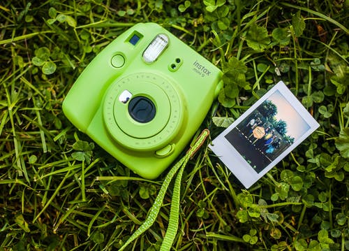 相机在草地上的特写摄影 · 免费素材图片