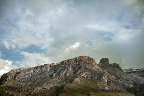 多云的天空下的灰山 · 免费素材图片