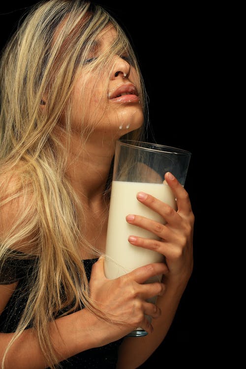 女人拿着杯牛奶的照片 · 免费素材图片