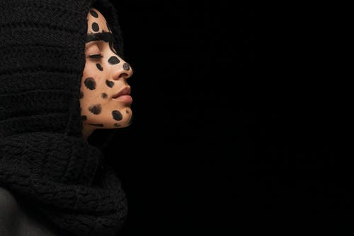 脸上黑点的女人 · 免费素材图片