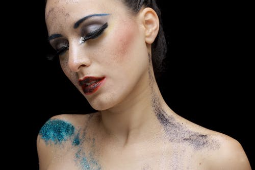 化妆的女人的特写摄影 · 免费素材图片