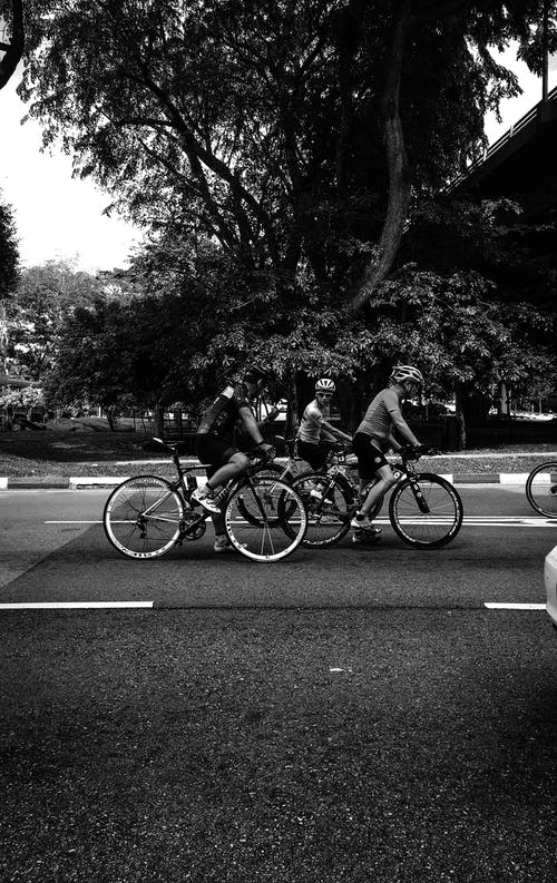 骑自行车的人的单色摄影 · 免费素材图片
