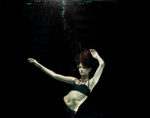 淹死在水下的女人 · 免费素材图片