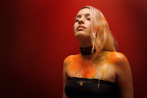 女人身上的橙色油漆的照片 · 免费素材图片