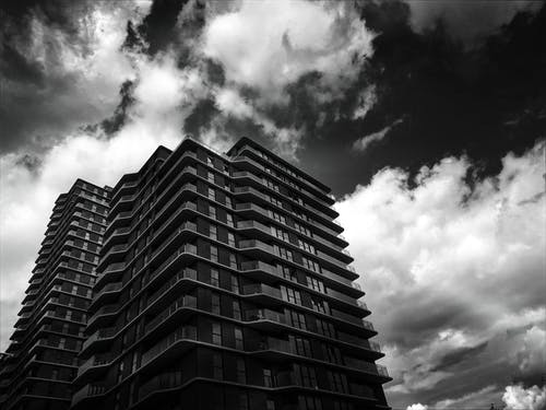 高层建筑的灰度摄影 · 免费素材图片
