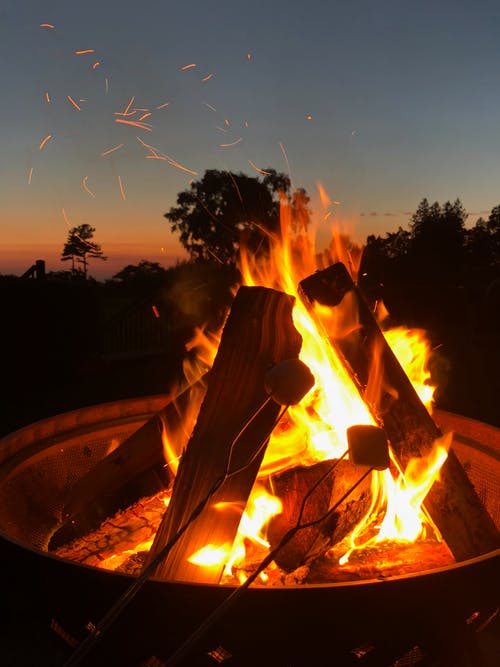 点燃的篝火摄影 · 免费素材图片