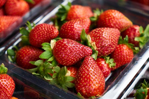 草莓的选择性聚焦摄影 · 免费素材图片