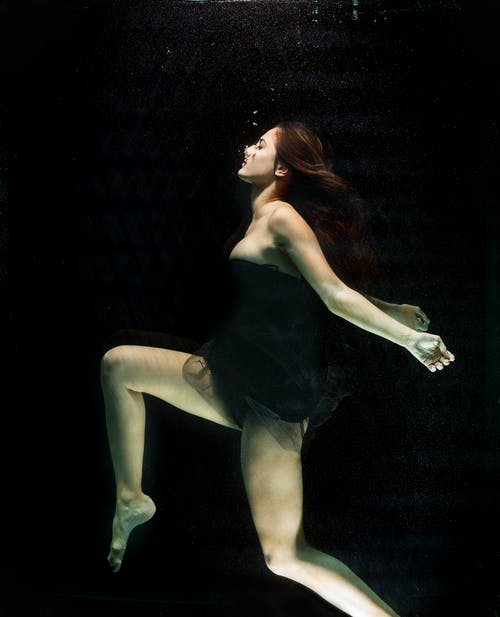 水下视图中的女人的特写照片 · 免费素材图片