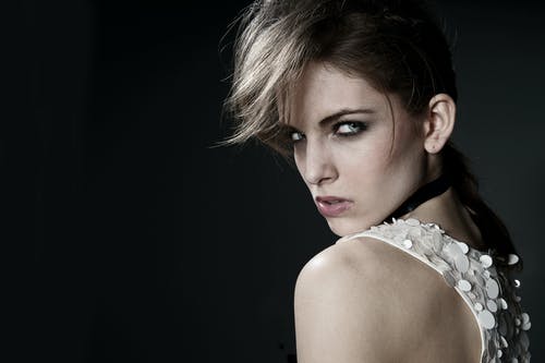 女子白色tpo · 免费素材图片