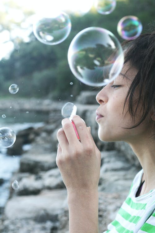 女人吹泡泡的摄影 · 免费素材图片