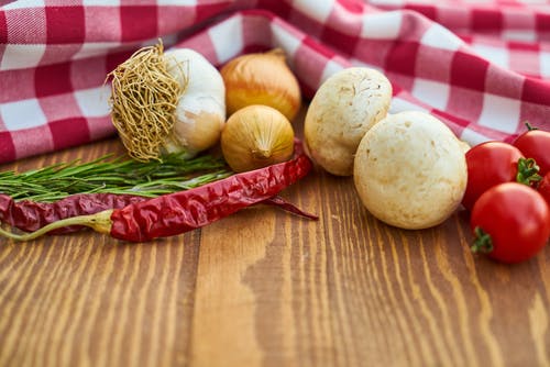 洋葱，大蒜和西红柿特写照片 · 免费素材图片