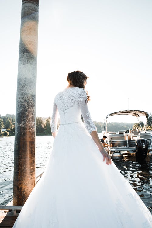 站在水附近的白色婚纱的女人 · 免费素材图片