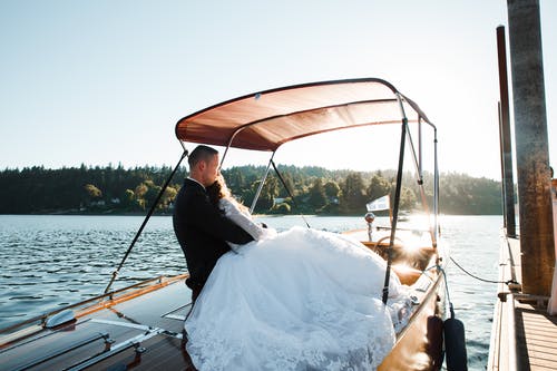 新娘和新郎骑摩托艇 · 免费素材图片