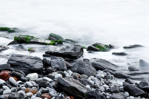水体旁边的棕岩 · 免费素材图片