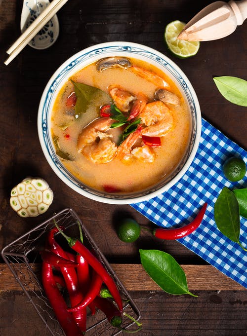 白色陶瓷碗虾汤配棕色木质表面上的辣椒 · 免费素材图片