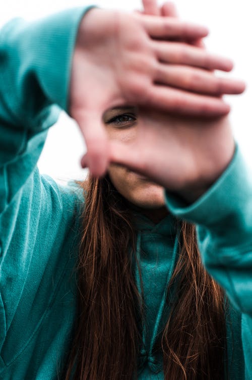 女人穿着绿色的长袖衬衫 · 免费素材图片