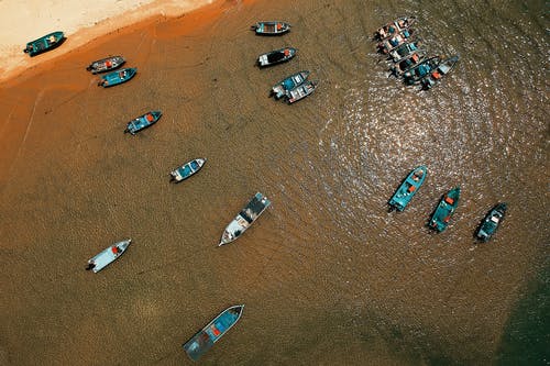 小船在水面上航行的鸟瞰图 · 免费素材图片