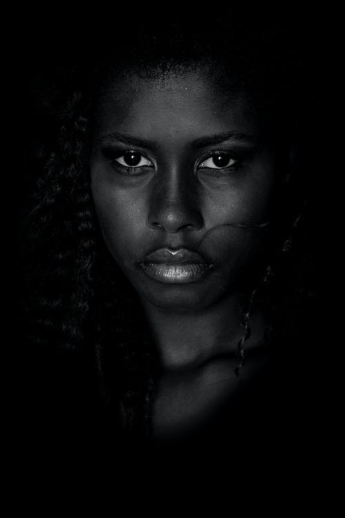 女人的脸的灰度摄影 · 免费素材图片
