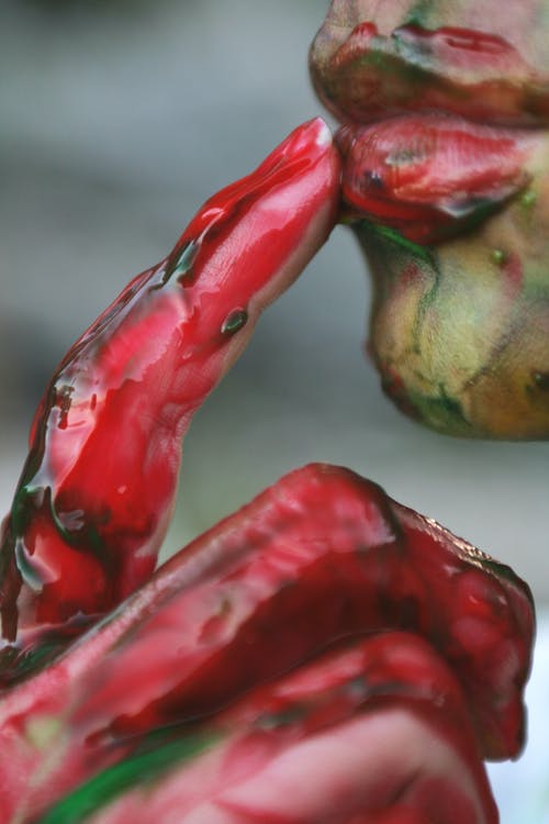 人的手充满红色液体 · 免费素材图片