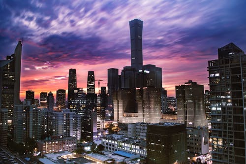 夜间的高层建筑 · 免费素材图片