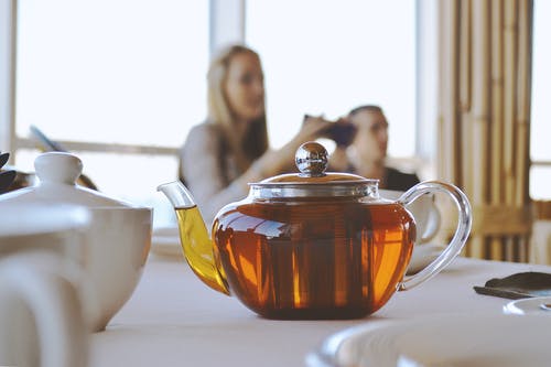 白桌上的透明玻璃茶壶 · 免费素材图片