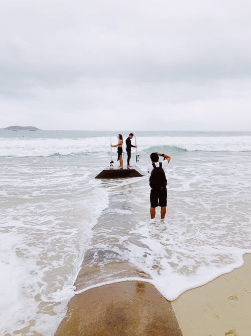 海边的三个人 · 免费素材图片
