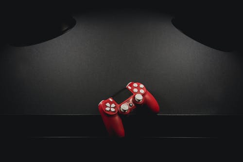 红色和白色sony Dualshock 4无线控制器 · 免费素材图片