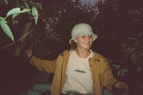 女人抱着树干 · 免费素材图片