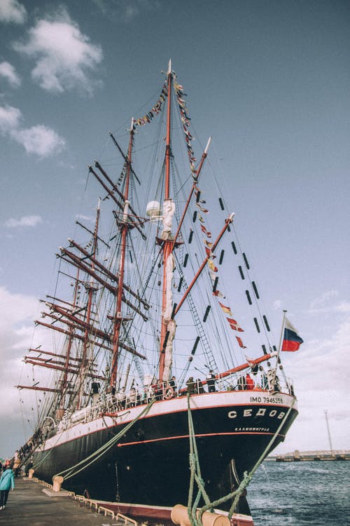俄罗斯帆船停在码头附近 · 免费素材图片