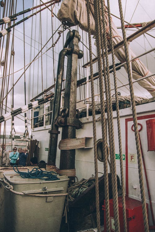 一群人站在白色和红色的船上 · 免费素材图片