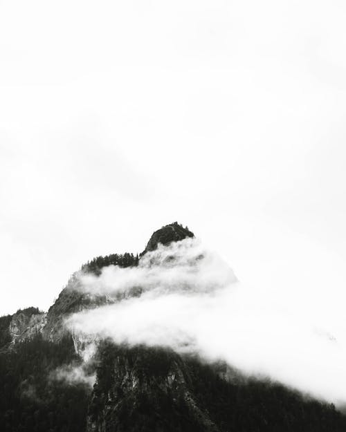 山的单色摄影 · 免费素材图片