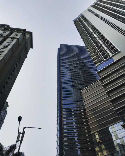 低角度建筑物照片 · 免费素材图片