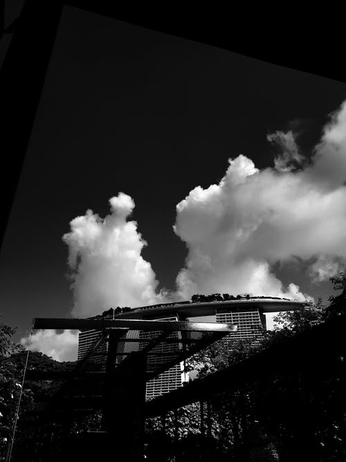 建筑物的灰度照片 · 免费素材图片