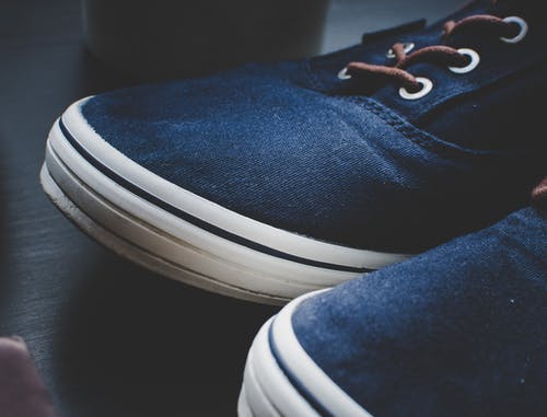 蓝色鞋子的特写照片 · 免费素材图片