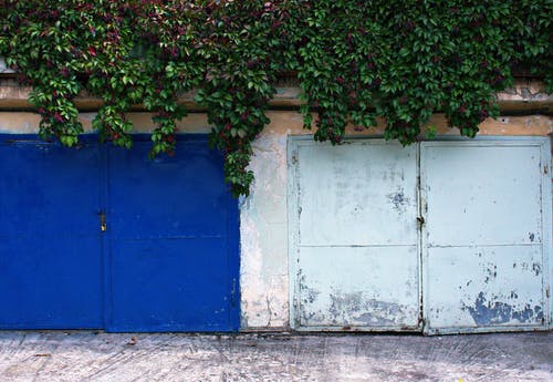两个蓝色金属封闭的大门 · 免费素材图片