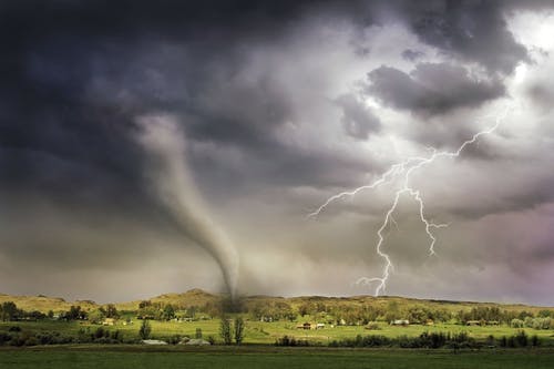 闪电和龙卷风袭击村庄 · 免费素材图片