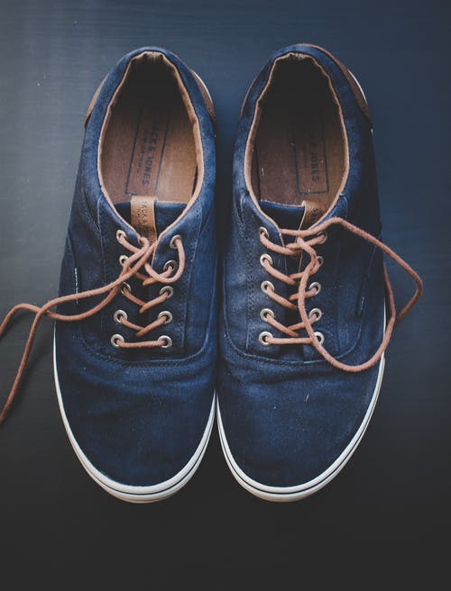 双蓝色低帮鞋 · 免费素材图片