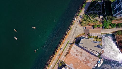 水体附近建筑物的航拍 · 免费素材图片