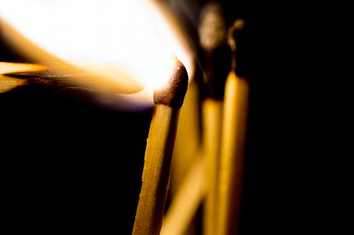 点燃的火柴棍 · 免费素材图片