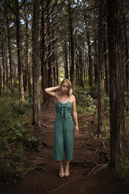 站在森林中间的女人 · 免费素材图片
