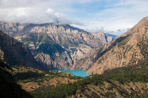 布朗山脉和湖泊的航拍 · 免费素材图片