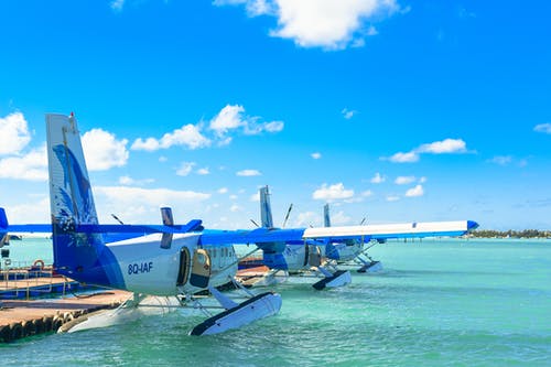 三个蓝白色水陆两栖飞机 · 免费素材图片