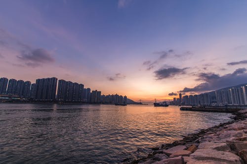 水体旁建筑物的蠕虫视角 · 免费素材图片