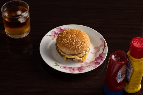 白色和粉红色的花板上的汉堡 · 免费素材图片
